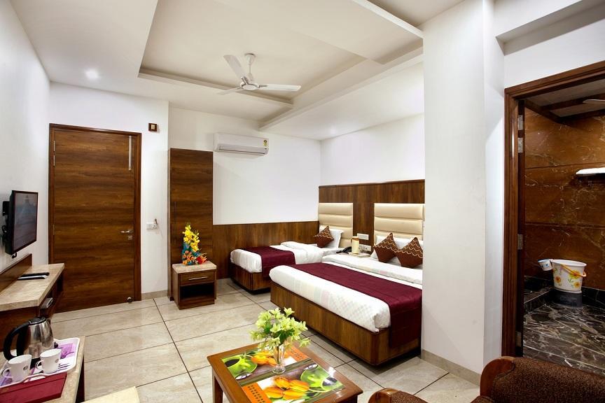 Hotel The Grand Inn Jammu Bagian luar foto